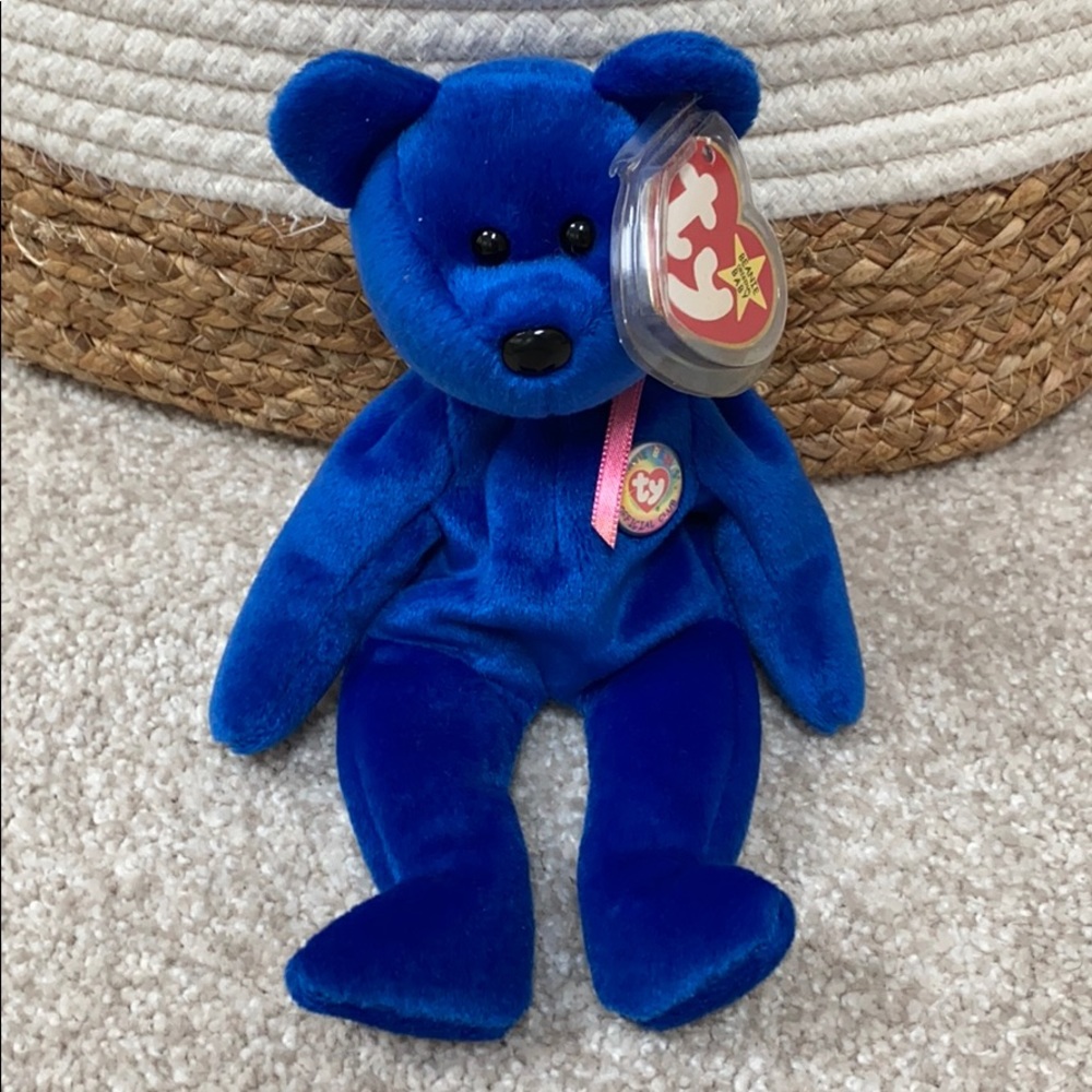 Clubby🔵! The first Bear with a pin!